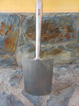 Pala de jardinería con mango de madera