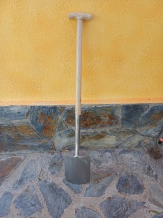 Pala de jardinería con mango de madera