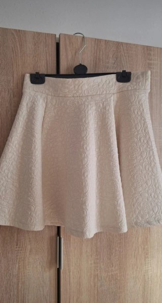 Falda mini blanca con relieve floral
