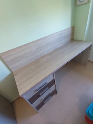 Mesa de escritorio con cajonera