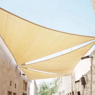Toldo triangular 3x3x3 beige con cuerdas