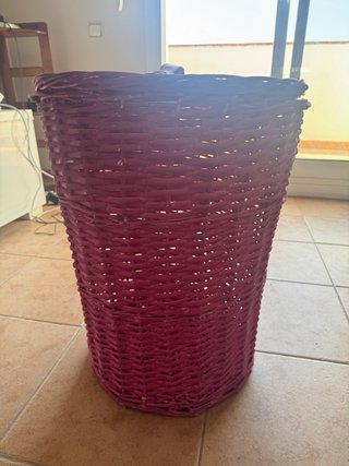 Cesto de mimbre rosa para ropa sucia
