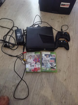 Xbox 360 Negra con 2 Mandos y Juegos
