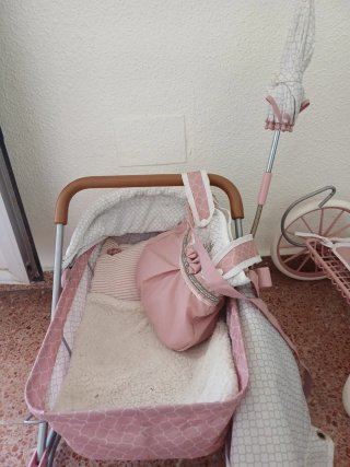 Carrito de bebé rosa y blanco