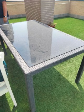 Tavolo da giardino in vetro e plastica grigio