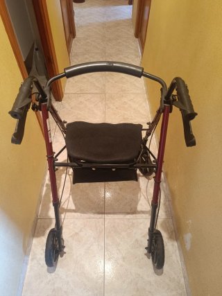 Andador con asiento y ruedas y freno