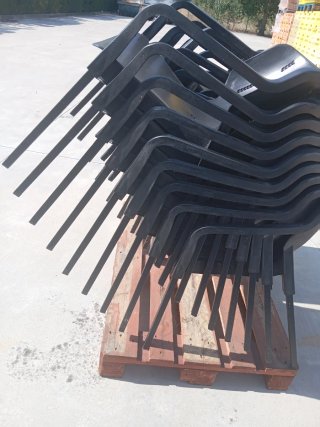 Sillas de plástico negras apilables