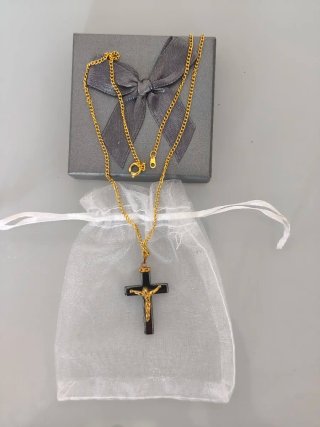 Cruz de piedra negra y Jesús dorado