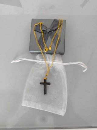 Cruz de piedra negra y Jesús dorado