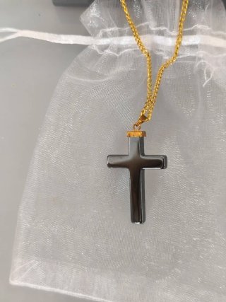 Cruz de piedra negra y Jesús dorado