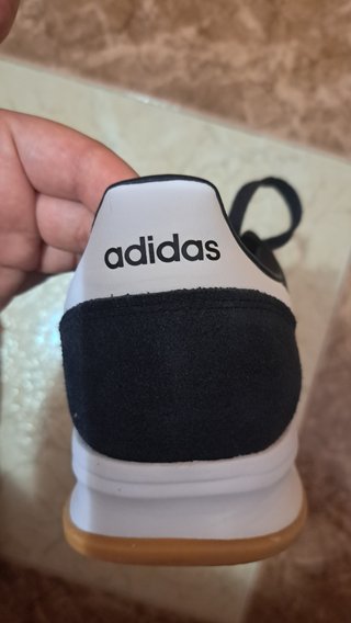 Zapatillas Adidas Negras y Blancas