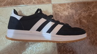 Zapatillas Adidas Negras y Blancas