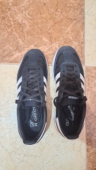 Zapatillas Adidas Negras y Blancas