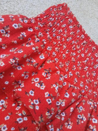 Falda corta roja con flores