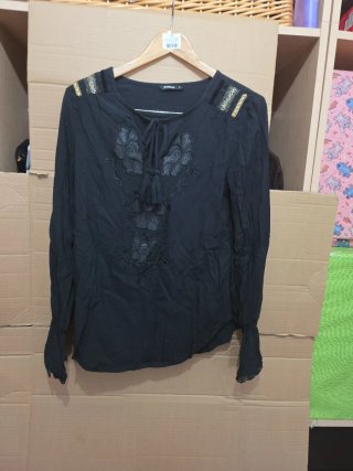 Camiseta Desigual negra bordada Talla S