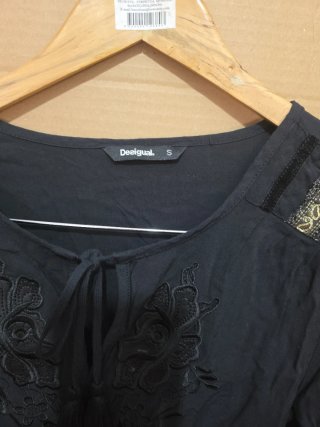 Camiseta Desigual negra bordada Talla S
