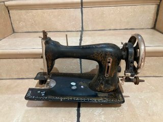 Máquina de coser antigua decorada