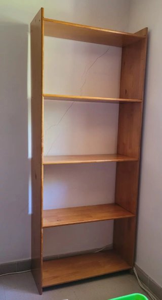 Estantería de madera marrón