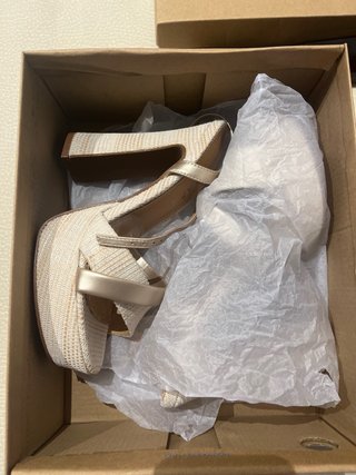 Tacones Mary Paz Beige y Dorado Talla 39