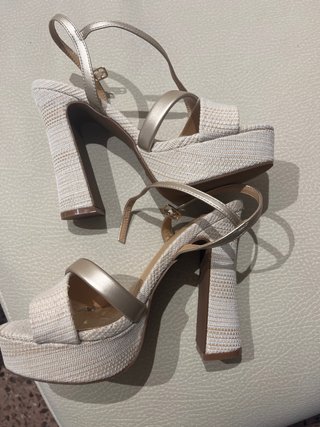 Tacones Mary Paz Beige y Dorado Talla 39