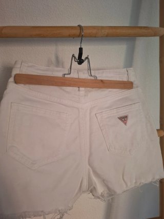 Pantalón corto blanco Guess