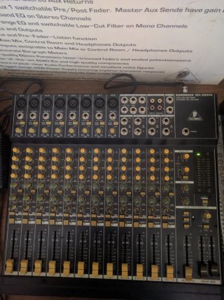 Mesa de Mezclas Behringer MX 2004A