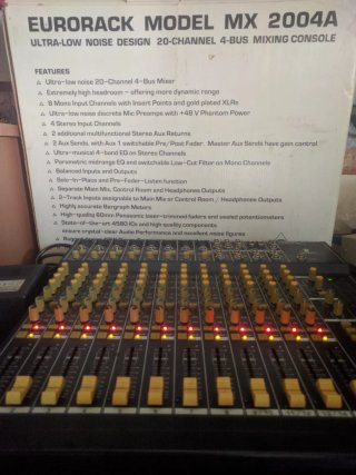 Mesa de Mezclas Behringer MX 2004A