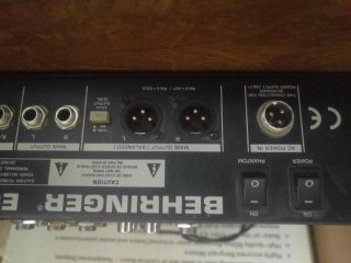 Mesa de Mezclas Behringer MX 2004A