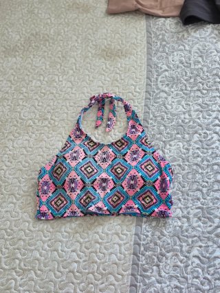 Top de bikini halter con estampado tribal