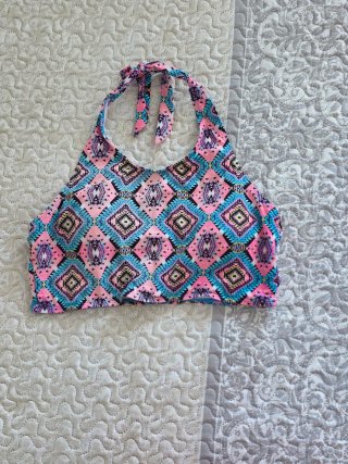 Top de bikini halter con estampado tribal