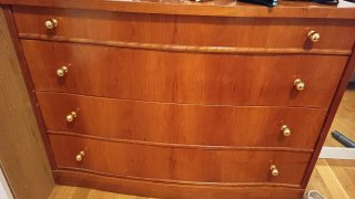 Cabecero, mesitas y cómoda de madera clásica