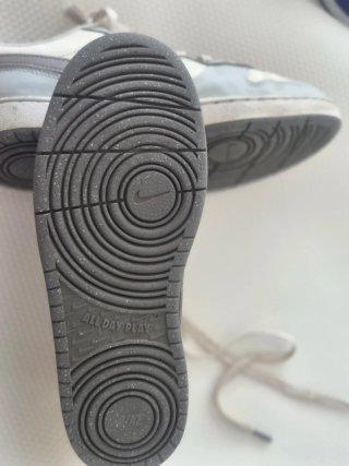 Zapatillas Nike grises y blancas