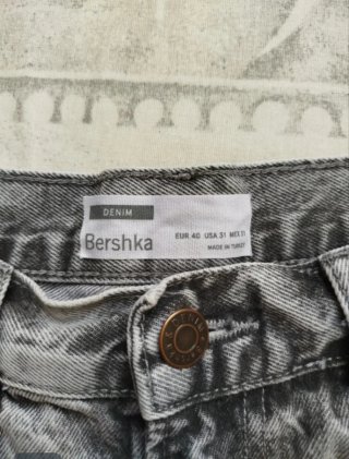 Vaqueros cortos Bershka grises rotos