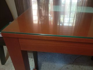 Mesa de comedor de madera y cristal
