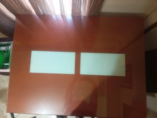 Mesa de comedor de madera y cristal