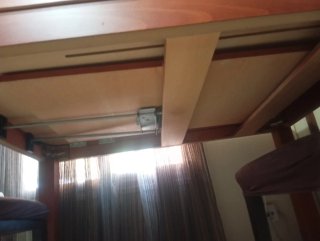 Mesa de comedor de madera y cristal