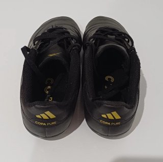 Botas de fútbol Adidas negras y doradas