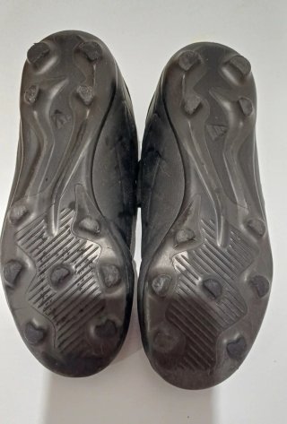 Botas de fútbol Adidas negras y doradas
