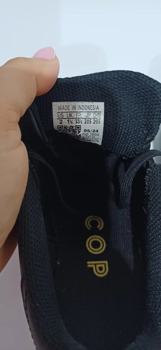 Botas de fútbol Adidas negras y doradas