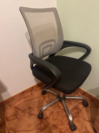 Silla de oficina negra y gris con ruedas