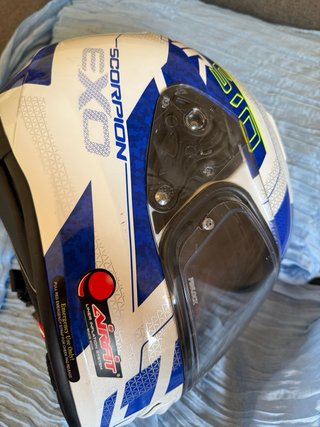 Casco de moto azul y blanco