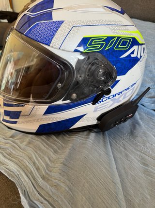 Casco de moto azul y blanco