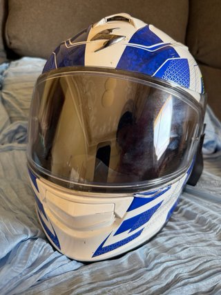 Casco de moto azul y blanco