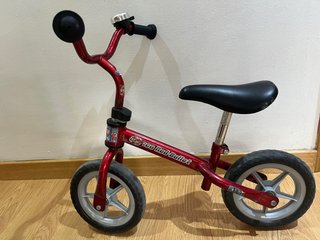 Bici de equilibrio roja para niños