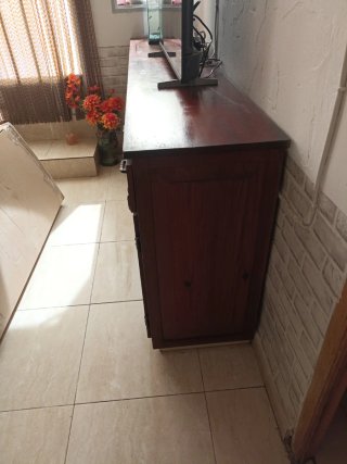 Mueble de madera con puertas y cajones