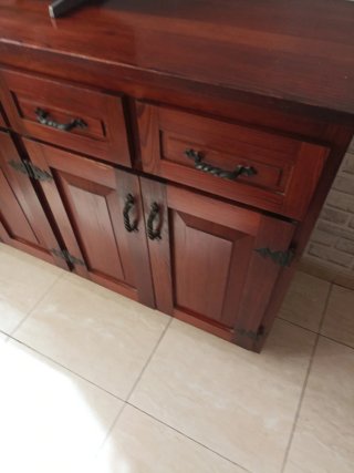 Mueble de madera con puertas y cajones
