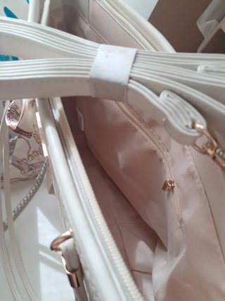 Bolso de mano beige con correa