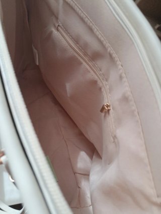 Bolso de mano beige con correa
