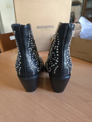 Botines cowboy Gioseppo tachas negras