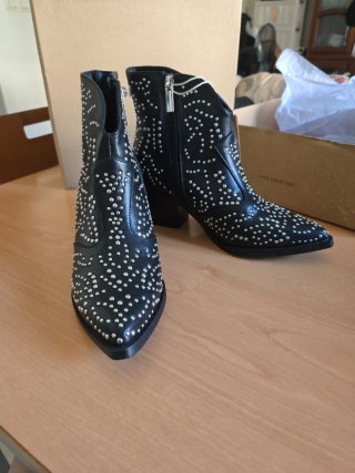 Botines cowboy Gioseppo tachas negras